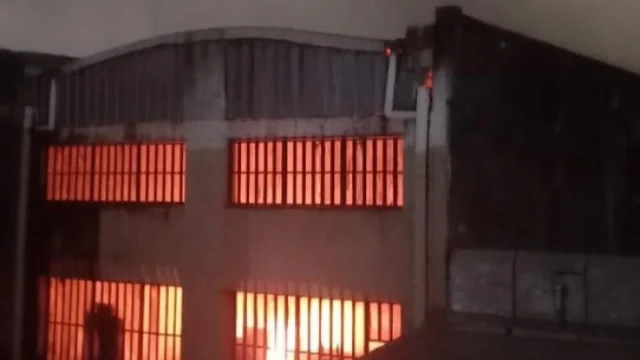 El galpón en llamas la noche del incendio