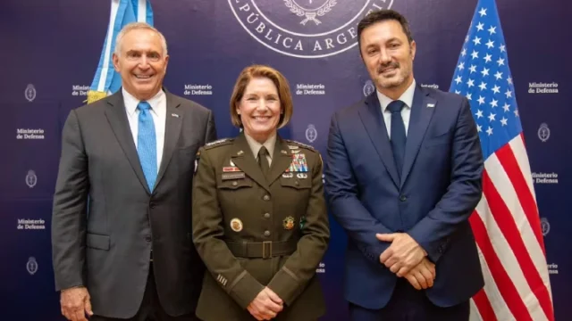 Marc Stanley, Laura Richardson y Luis Petri sonríen tras la reunión que mantuvieron esta mañana en el Ministerio de Defensa