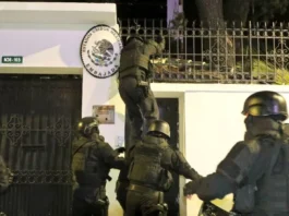 Uniformados ecuatorianos ingresan por la fuerza a la embajada de México