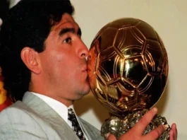Maradona besa el Balón de Oro que ganó por el Mundial 1986