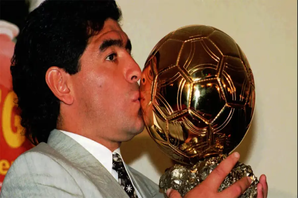 Maradona besa el Balón de Oro que ganó por el Mundial 1986