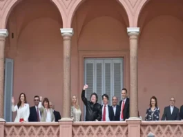 Milei y sus ministros en el balcón de Casa Rosada.