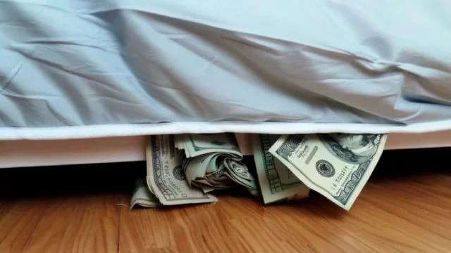 Dólares bajo el colchón
