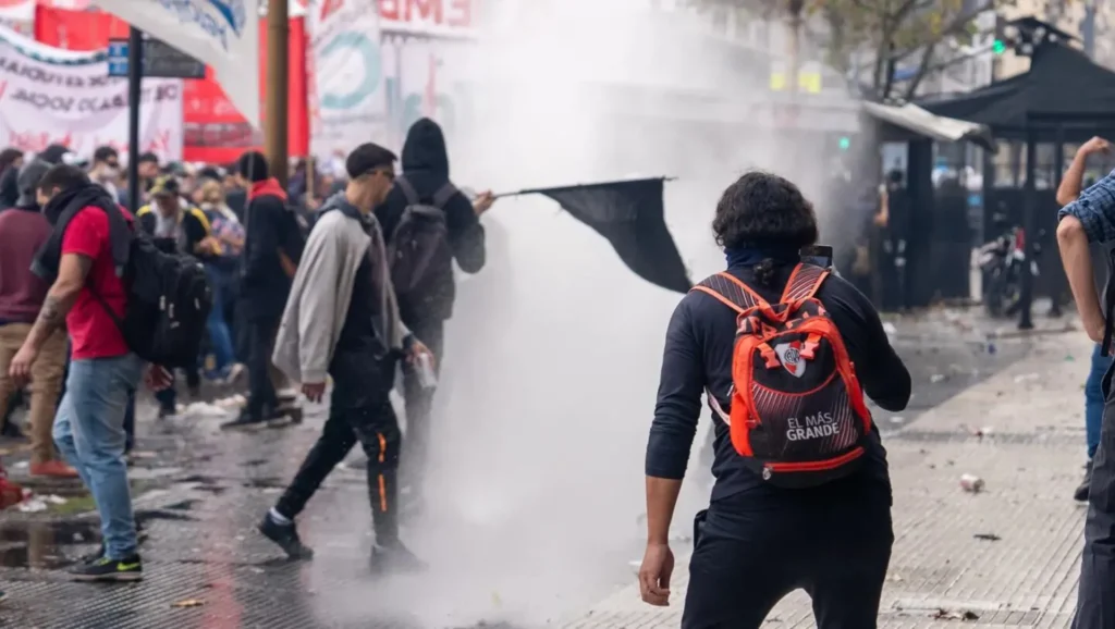 Los manifestantes tiran botellas, piedras, palos y bombas molotov contra la Policía