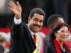 Nicolás Maduro saluda