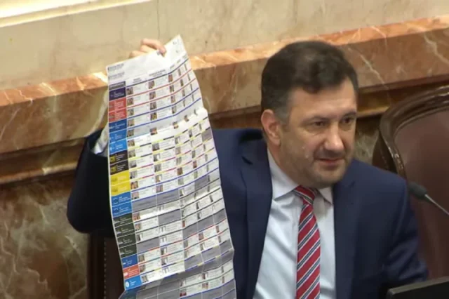 Boleta de papel El senador Kueider muestra la boleta única de papel bajo el modelo de Córdoba (1)