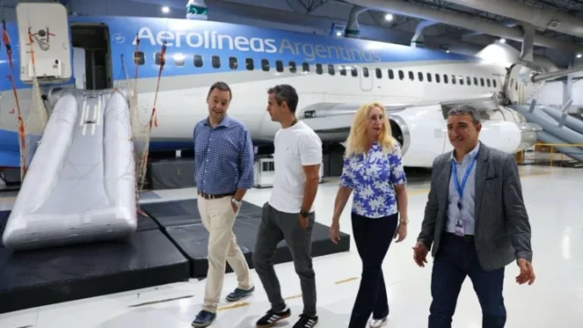 Karina Milei, Martín Menem y Manuel Adorni en una recorrida por las instalaciones de Aerolíneas Argentinas.