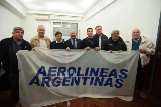 Los cotitulares de la CGT y gobernadores del PJ posan con los sindicalistas aeronáuticos