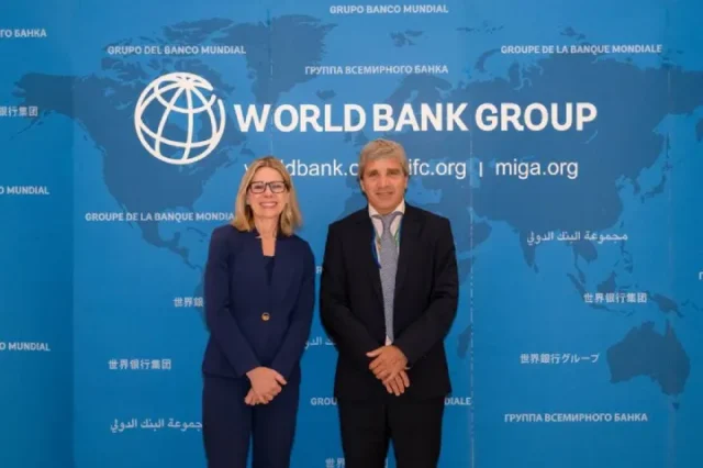 Anna Bjerde del Banco Mundial y Luis Caputo