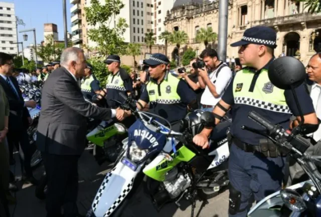 Jaldo entregó 100 motos a policías y elogió el esfuerzo diario