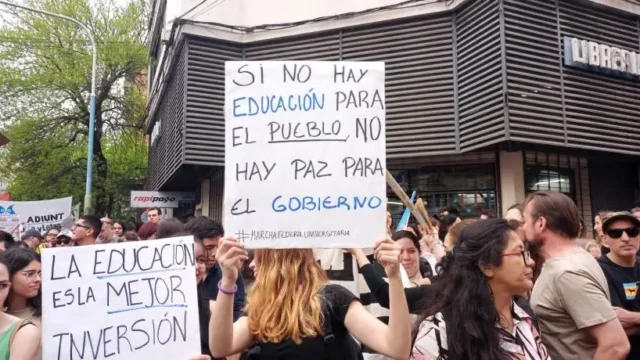 Multitudinaria marcha en defensa de la universidad pública en Tucumán