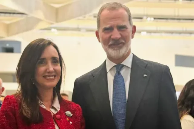 Victoria Villarruel Junto al rey Felipe VI