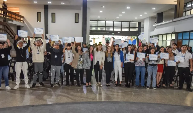 Mas de 90 jovenes completaron un nuevo ciclo de capacitacion del Municipio y se convirtieron en promotores comunitarios