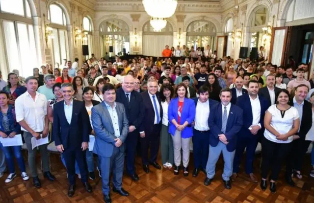 el gobierno entregó herramientas y microcréditos a emprendedores