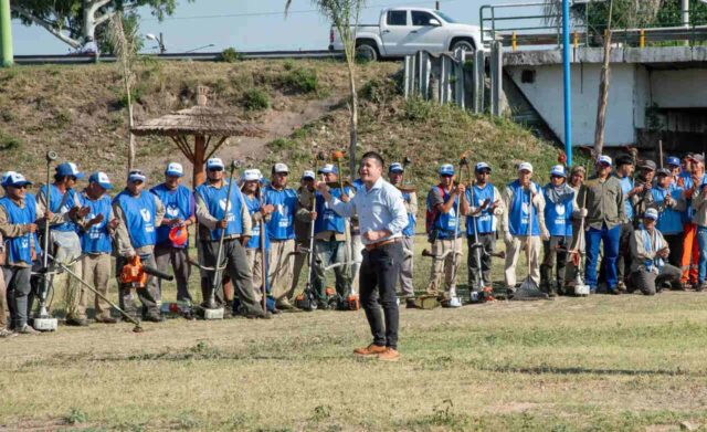 operarios realizan tareas de lim