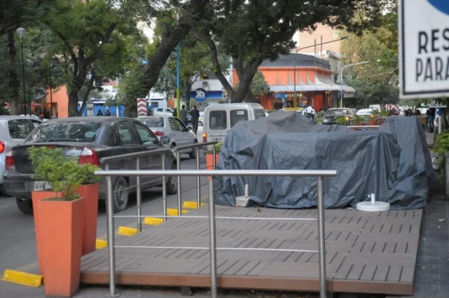 remueven los decks de los bares de la capital tucumana