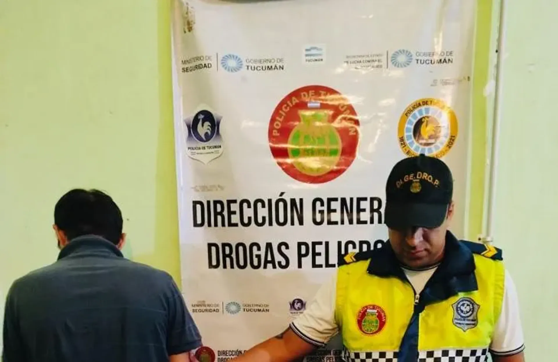 Secuestran marihuana y cocaina en la via publica