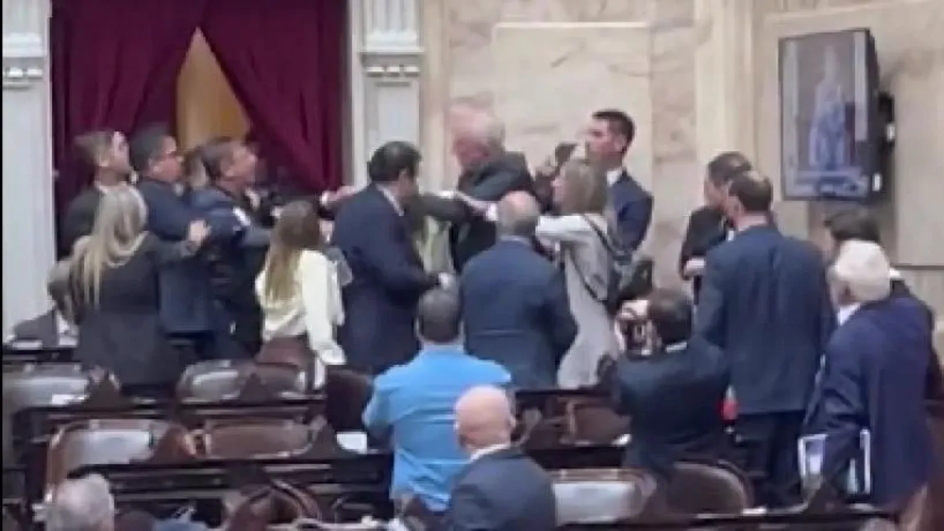 A las pinas! el diputado tucumano que quedo entre los golpes y el video de la verguenza total en el Congreso