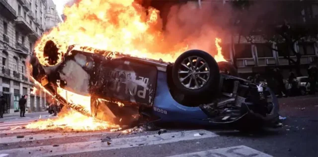 los manifestantes incendiaron un patrullero policial