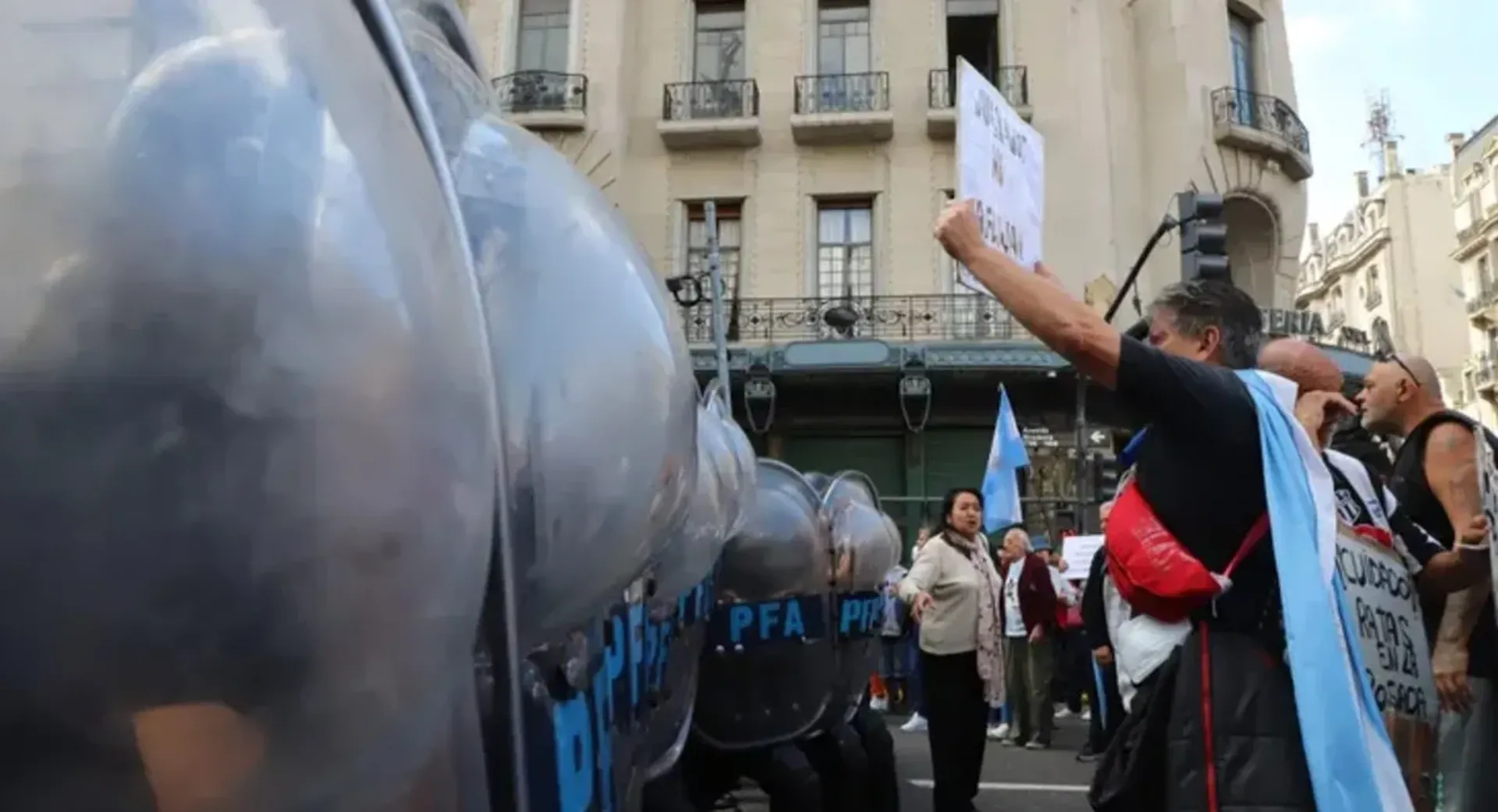 Tension en el Congreso enfrentamientos entre los barras y las fuerzas de seguridad en la marcha de los jubilados